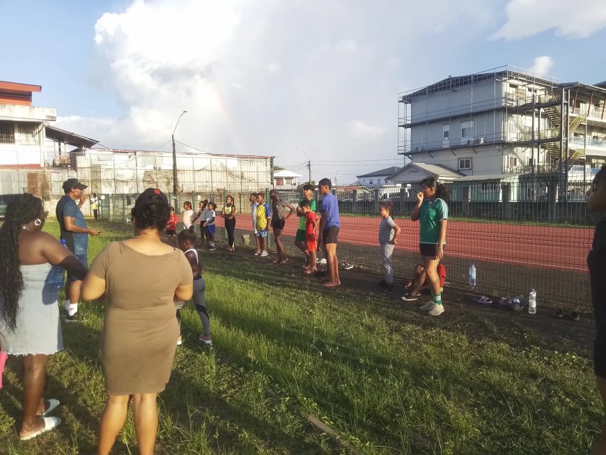 Jonge atleten trainen door tijdens vakantie