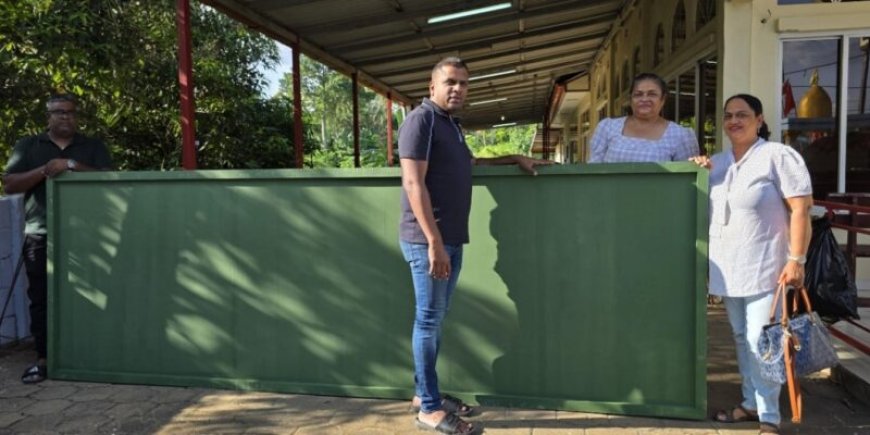 Scholen in Wanica krijgen schoolborden gedoneerd