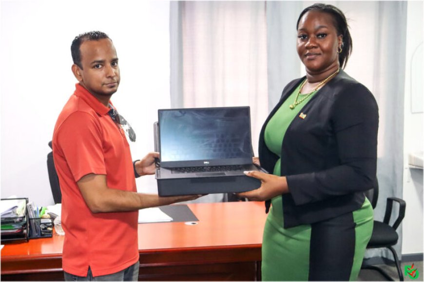 Newmont Suriname schenkt 50 computers aan ministerie van Regionale Ontwikkeling