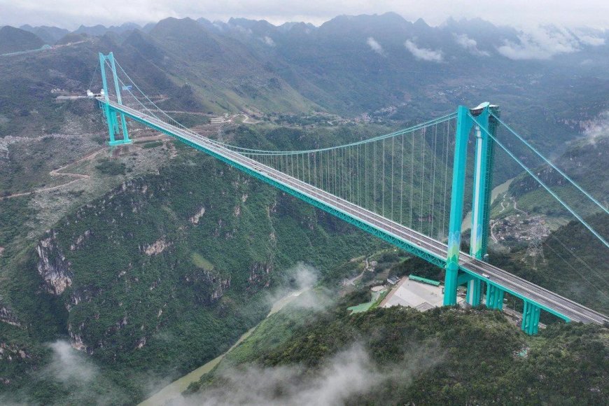 China neemt hoogste brug ter wereld in gebruik
