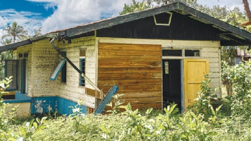 Lekkende daken, rot en stank: leerkrachten in Brokopondo wonen in erbarmelijke omstandigheden