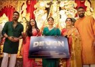 Ajay Devgn en Kajol lanceren Devgn Cinex tijdens Durga Puja-viering