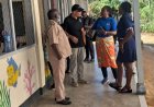 Minister Currie oriënteert zich in Boven-Suriname bij aanvang nieuw schooljaar