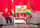 Cynthia McLeod leest voor op Surinaamse culturele dag in Georgetown