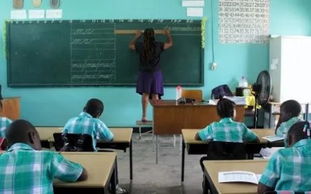 Drie jonge kinderen vertellen over hoe zij uitkeken naar de eerste schooldag
