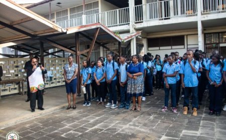 Vicepresident moedigt leerlingen Caprino Alendy Muloschool aan: ‘Geef nooit op’