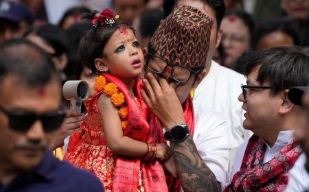 Opmerkelijk – 2-jarig meisje gekozen in Nepal als nieuwe levende godin, aanbeden door hindoes