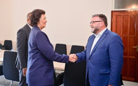 Canadese ambassadeur voor kennismaking bij president Simons