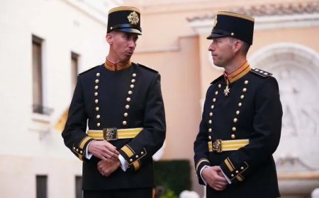 Zwitserse Garde presenteert nieuw uniform buiten Vaticaan
