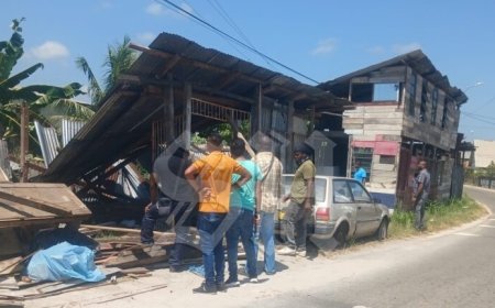 Bouwpolitie breekt illegaal bouwsel op berm af