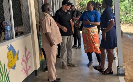 Minister Currie oriënteert zich in Boven-Suriname bij aanvang nieuw schooljaar