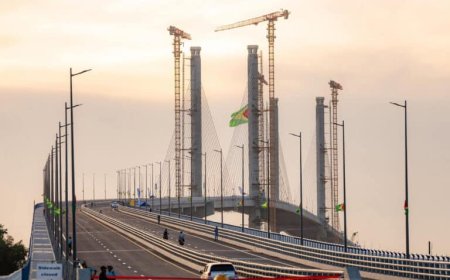 Guyanese president opent nieuwe Demerara River Bridge