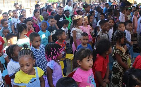 Regering eert O.S. Maretraite voor 65 jaar vorming van de jeugd