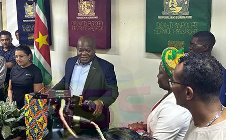 Spelers Natio halen onder grote belangstelling nieuw paspoort op bij CBB