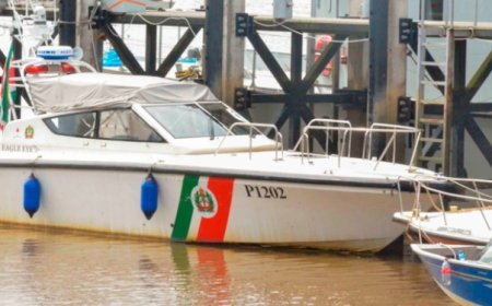 Boot met negen opvarenden gekapseisd op de Corantijnrivier; geen gewonden