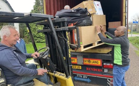 Medische hulpgpederen en schoolmeubilair in elfde container Vrienden van Suriname