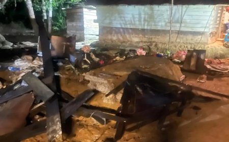 Houten woning in de as gelegd te  Balingsula