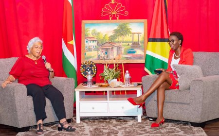 Cynthia McLeod leest voor op Surinaamse culturele dag in Georgetown