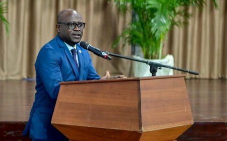 Akiemboto heeft geen boodschap aan kritiek over dubbele functie