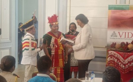 Vids overhandigt nationaal FPIC-protocol inheemsen aan Geerlings-Simons en Adhin