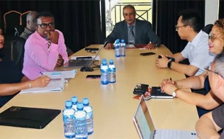 Onderminister Jadnanansing bespreekt 12-urige werkdag met Rosebel