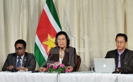 President Simons over aanhouding zoon Santokhi: “We onderzoeken of hij nog in dienst was van 