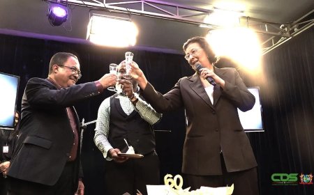 President en vicepresident bij viering 60 jaar STVS