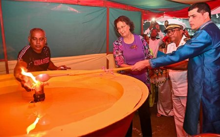 President roept op tot nationale verbondenheid bij Diváliviering in Saramacca