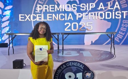 Valerie Fris ontvangt award