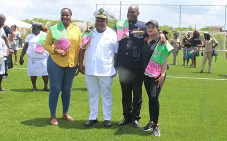 Nieuw kunstgrasveld in Albina moet jongeren perspectief en structuur bieden