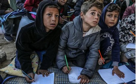 Kinderen in Gaza keren terug 'naar school' te midden van ruïne en trauma