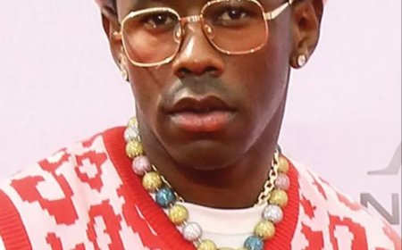 Oude social media posts en beelden tonen Tyler, The Creator met nazisaluut en KKK-kleed