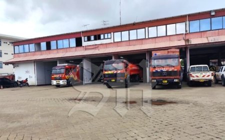 Brandweeractie loopt uit de hand: grasbrand aan Charlesburgweg veroorzaakt dikke rookwolk