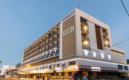 President Simons opent Radisson Hotel: nieuwe impuls voor toerismesector en binnenstad Parama