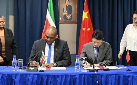Suriname en China versterken samenwerking met donatie van 16 ambulances