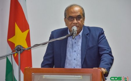 Ex-minister Sewdien langdurig verhoord over verdwenen landbouwmachines