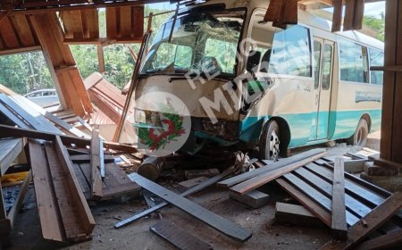 Chauffeur van personenbus krijgt blackout en rijdt woning binnen