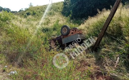 Automobilist verliest controle over besturing, ramt EBS-mast en belandt in trens