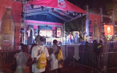 Parbo Bigi Yari Festijn trekt duizenden feestvierders naar het Onafhankelijkheidsplein