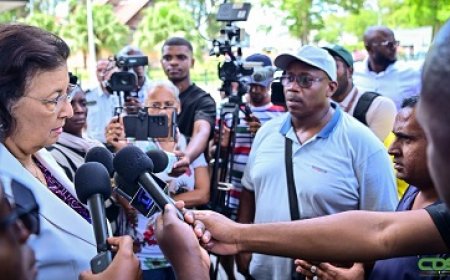 Simons belooft problemen bus- en boothouders te bekijken; achterstand is tientallen miljoenen