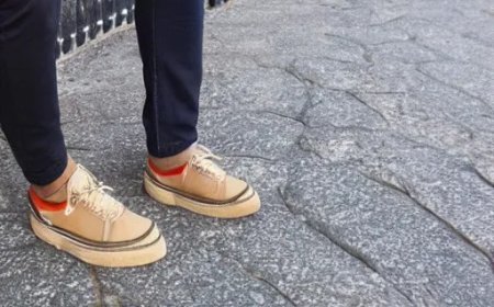 Toerist geniet van Suriname, maar ziet lijm van zijn schoenen smelten