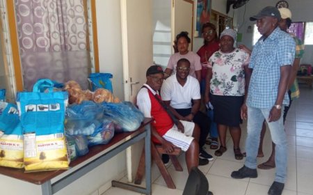 Parlementariër Leroy Doorson schenkt 100 pakketten aan inwoners van Coronie