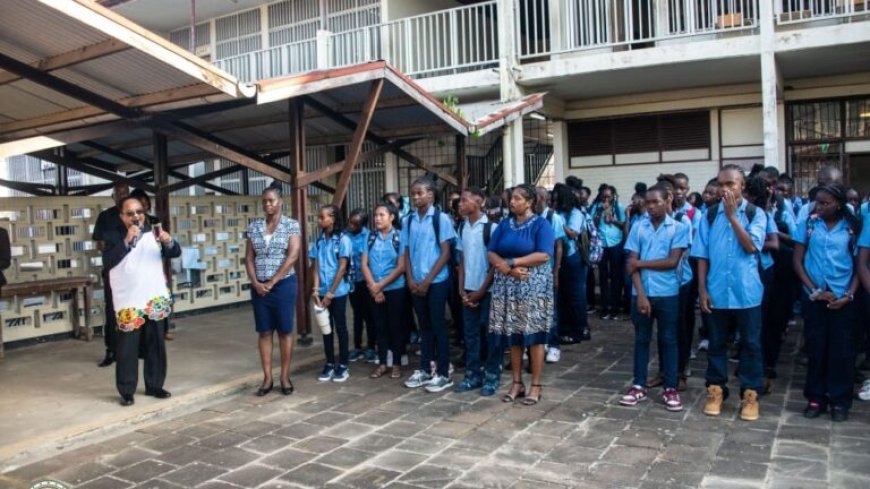 Vp Rusland inspireert leerlingen op eerste schooldag Caprino Alendy Muloschool