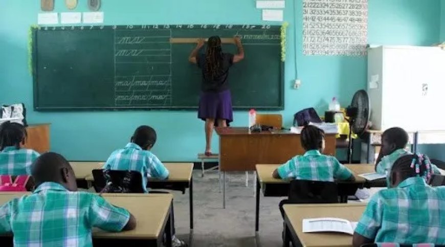 Drie jonge kinderen vertellen over hoe zij uitkeken naar de eerste schooldag