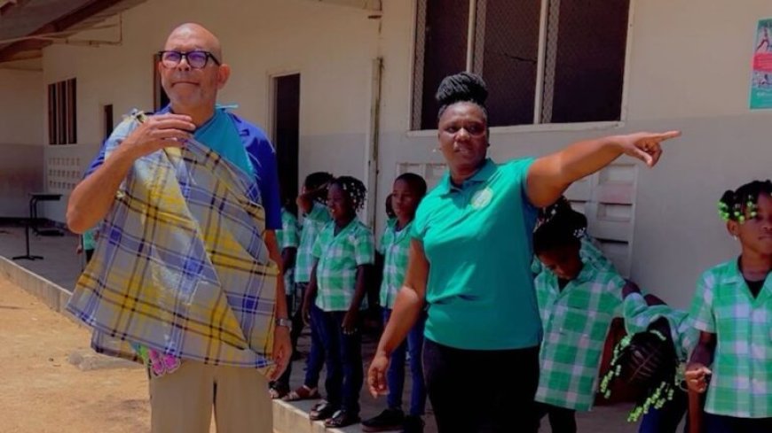 Minister Currie bezoekt scholen in Atjoni en omgeving