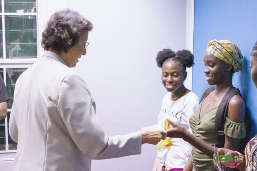 Jongeren ontvangen waardering voor deelname aan ‘Krin Kondre’-vakantieproject