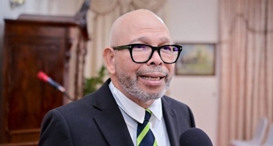 Onderwijsminister pleit voor ouderparticipatie en verbetering scholen binnenland