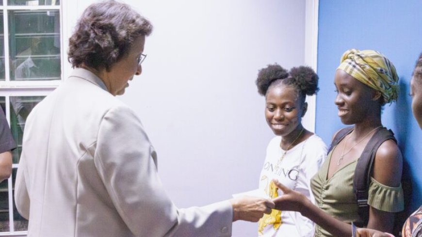 Vakantiejobbers “Krin Kondre”-project ontvangen uitbetaling en waardebonnen