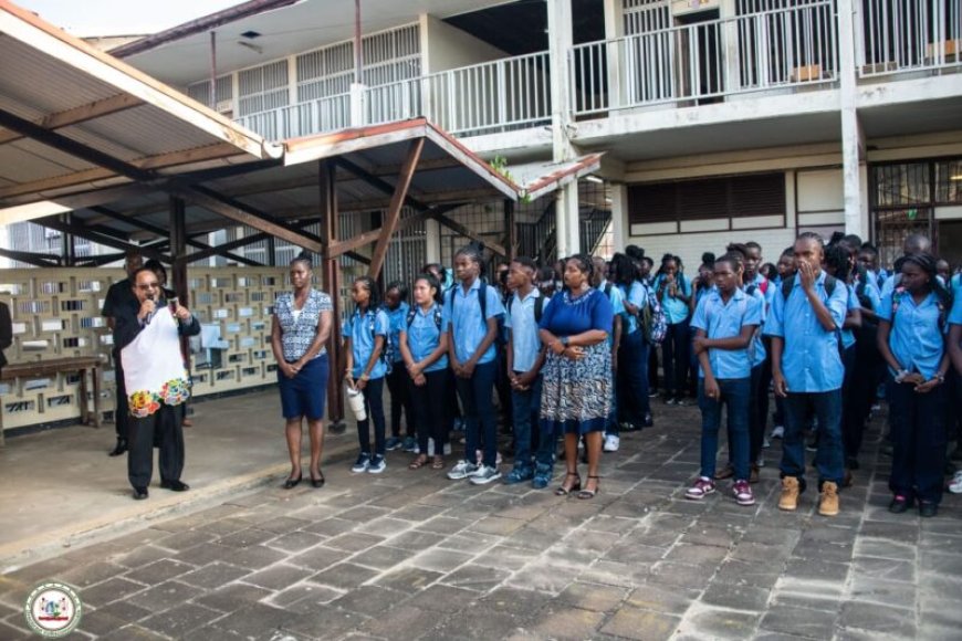 Vicepresident moedigt leerlingen Caprino Alendy Muloschool aan: ‘Geef nooit op’