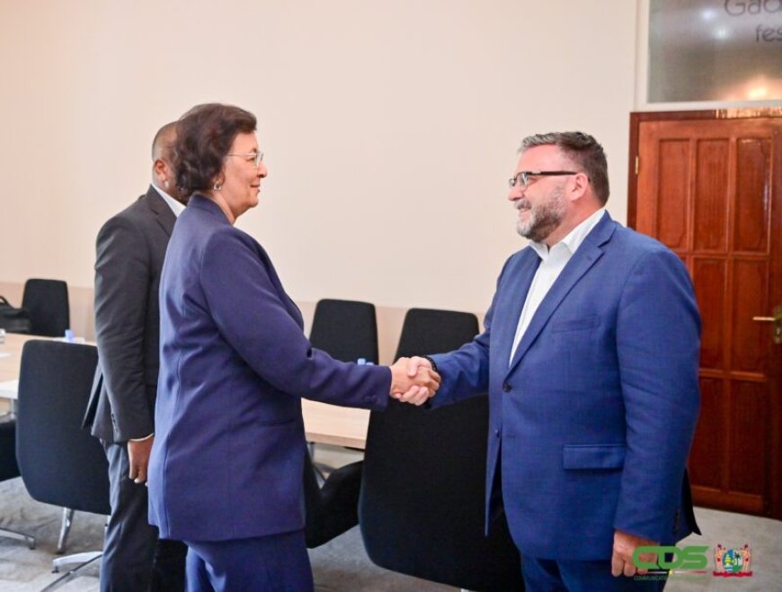 Canadese ambassadeur voor kennismaking bij president Simons